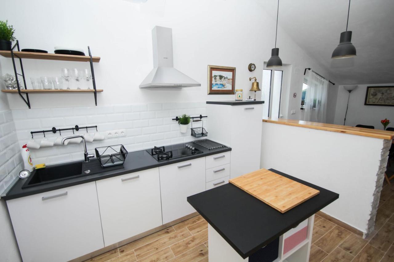Lola'S Apartments Tribunj  Ngoại thất bức ảnh