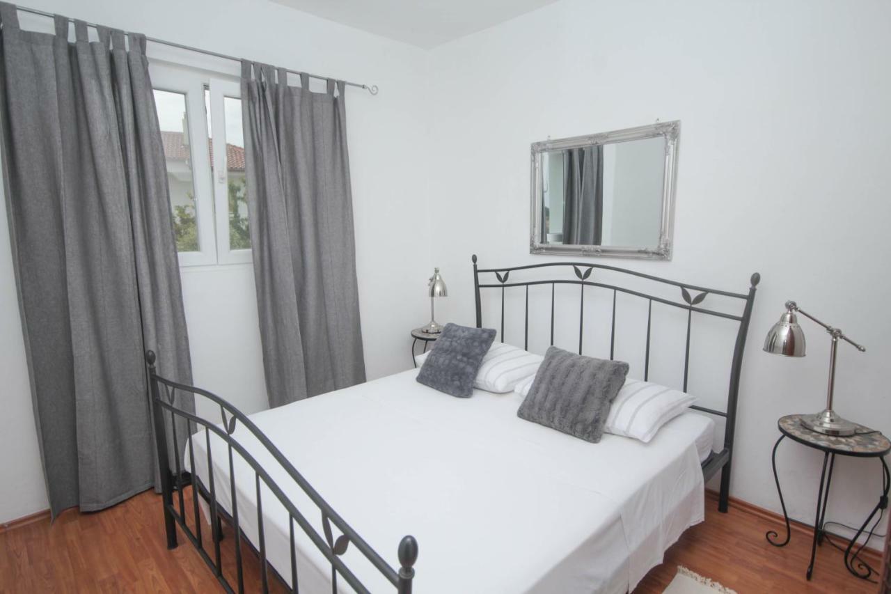 Lola'S Apartments Tribunj  Ngoại thất bức ảnh